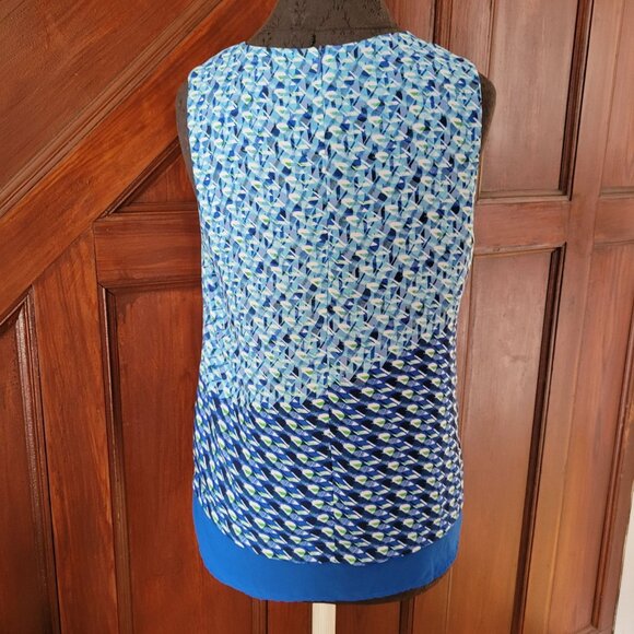 Printed Sleeveless Blouse With Blue & Geometric Pattern By Rose & Olive - Picture 2 of 7